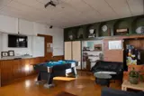 Zicht op de recreatieruimte waar de pooltafel staat.