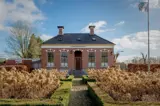 Een opname van de voorkant van het gebouw ‘Edsersheerd’.