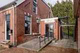 Een foto van het ‘Edsersheerd’ gebouw met een oprit voor rolstoelen.