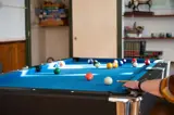 Een biljarttafel waar iemand op speelt